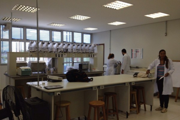 laboratorio-de-analises-clinicas-1D717B7E7-FE50-41EA-9010-090DDF895A80.jpg